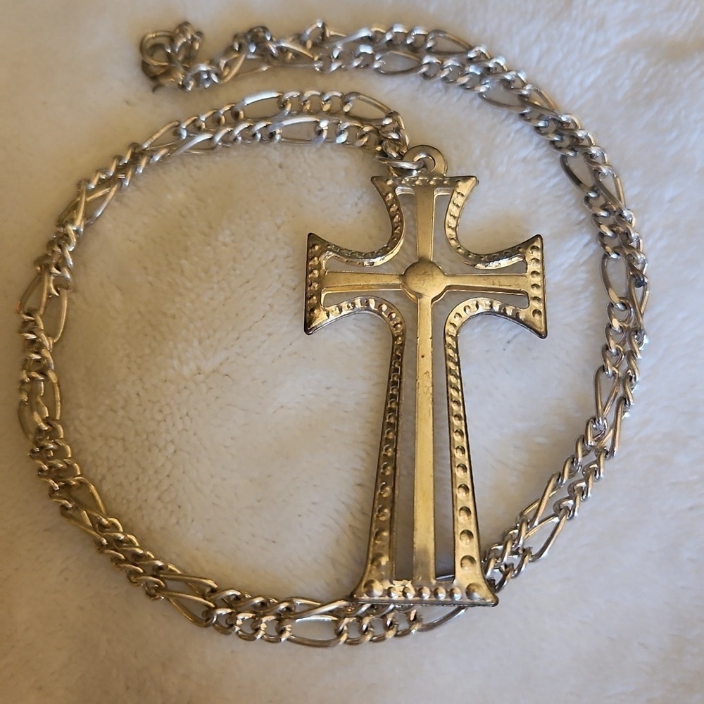 3/$30 Vintage Silvertone Cross Pendant Figaro Chain Necklace - Picture 4 of 4